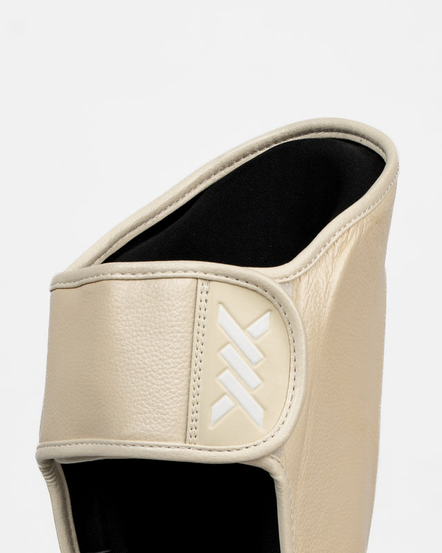 Espinilleras Caged 'X' Series – Blanco Crema