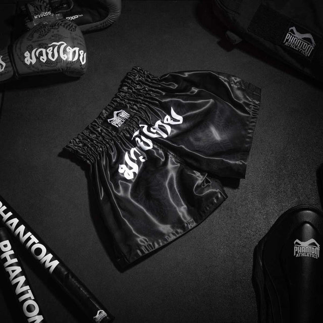 Spodenki Muay Thai Phantom Athletics Sak Yant – Czarne