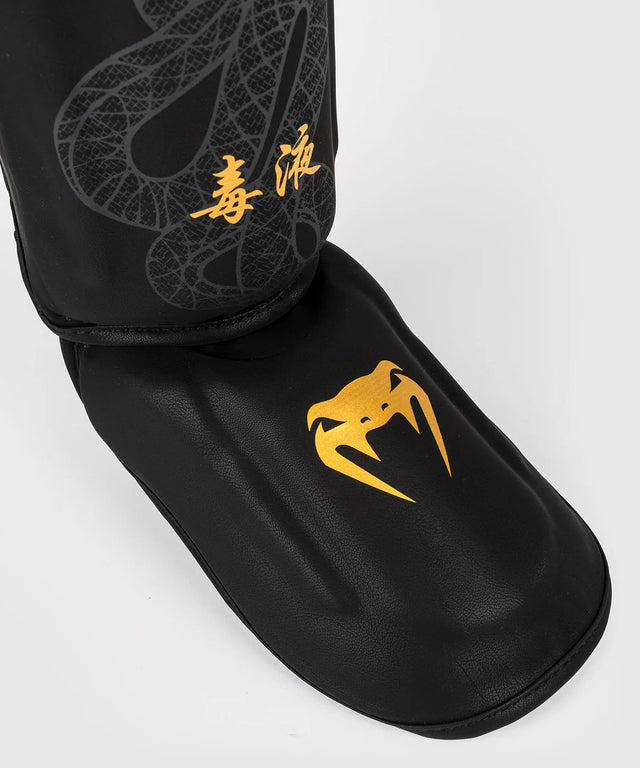 Venum Kickboks Scheenbeschermers Serpenti - Zwart