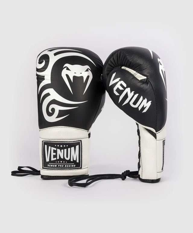 Guantoni da boxe Venum x Mike Tyson Giant 2.0 Pro con allacciatura a lacci – Nero/Bianco