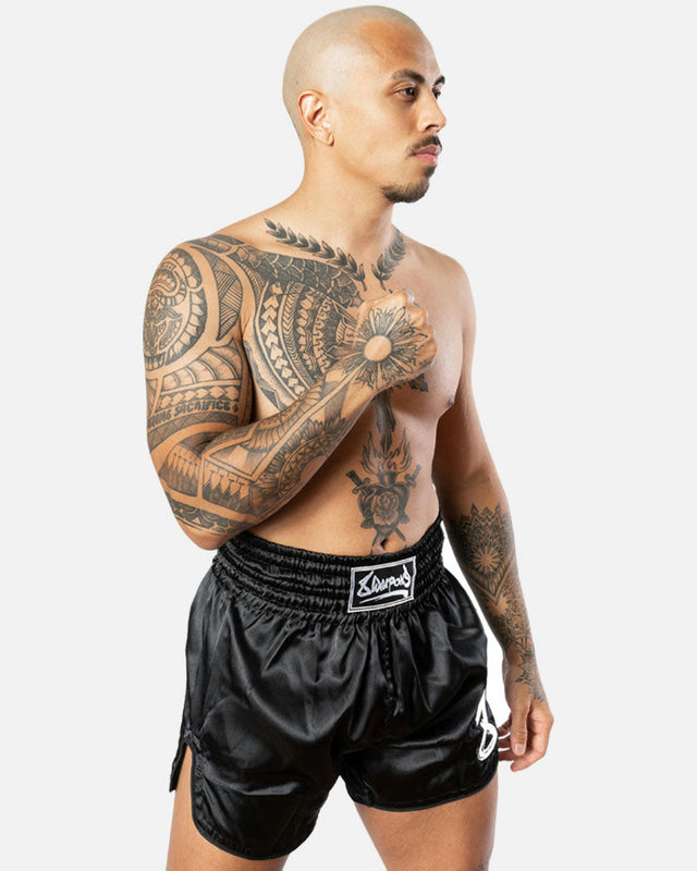 8 WEAPONS Muay Thai Shorts Strike - Sort/Hvid