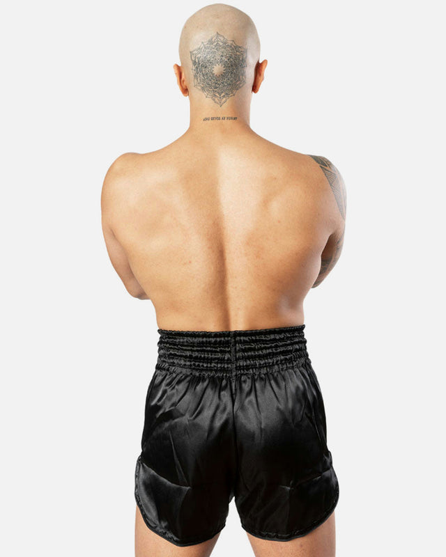 8 WEAPONS Muay Thai Shorts Strike - Sort/Hvid