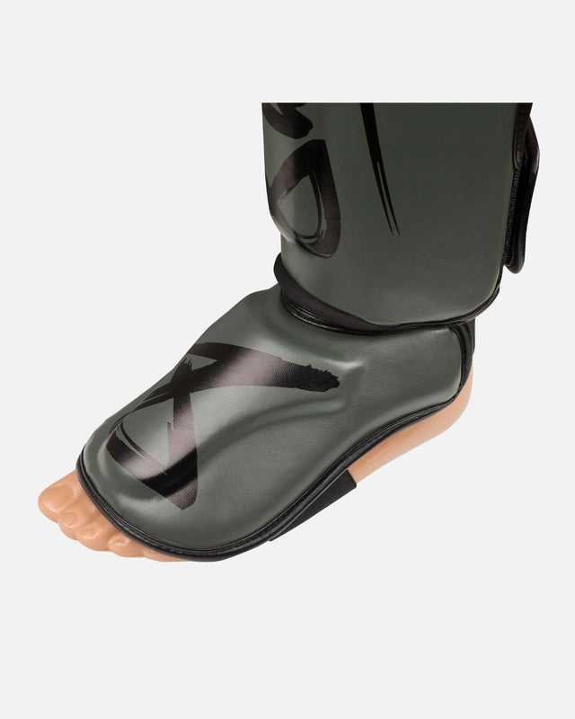 8 WEAPONS Schienbeinschoner Unlimited 2.0 – Olive/Schwarz