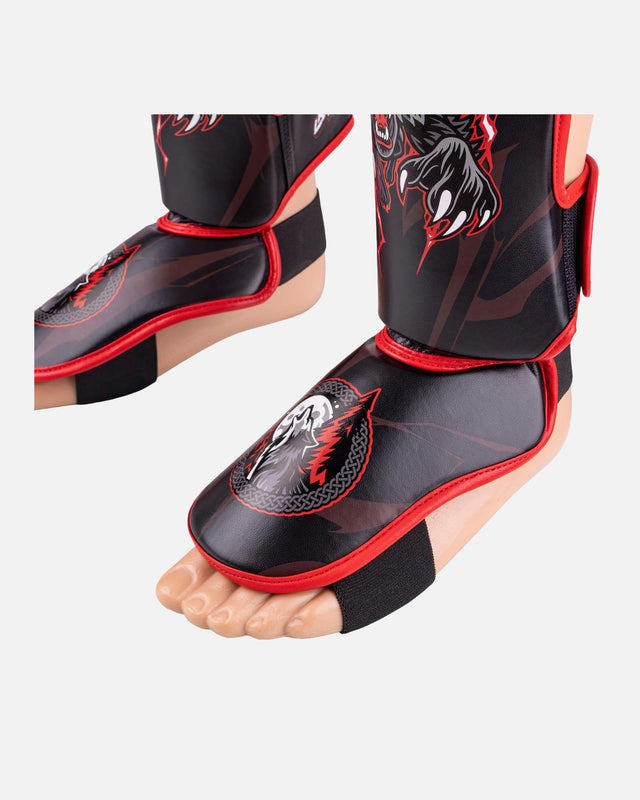 8 WEAPONS Schienbeinschoner Beastial Wolf – Schwarz/Rot
