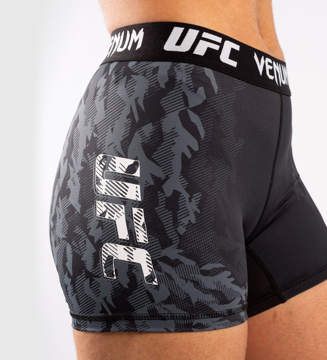 Pantaloncini da allenamento UFC Venum Performance da donna – Nero