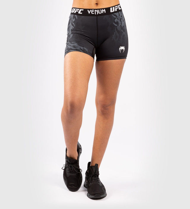 Pantaloncini da allenamento UFC Venum Performance da donna – Nero
