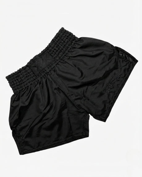 Caged Muay Thai Shorts Classic - Zwart/Zwart flat lay
