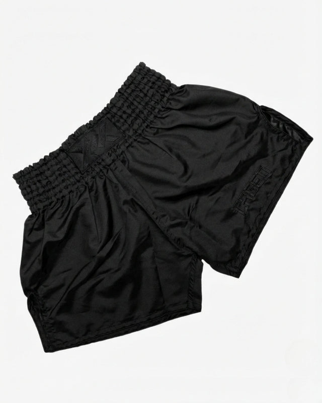 Caged Muay Thai Shorts Classic - Zwart/Zwart flat lay
