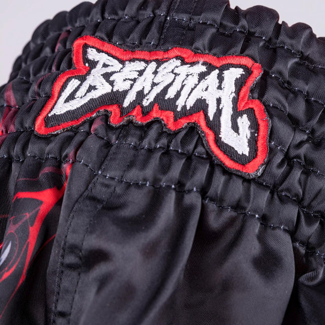 8 WEAPONS Muay Thai Shorts Beastial Wolf - Zwart/Rood