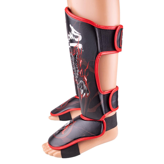 8 WEAPONS Schienbeinschoner Beastial Wolf – Schwarz/Rot