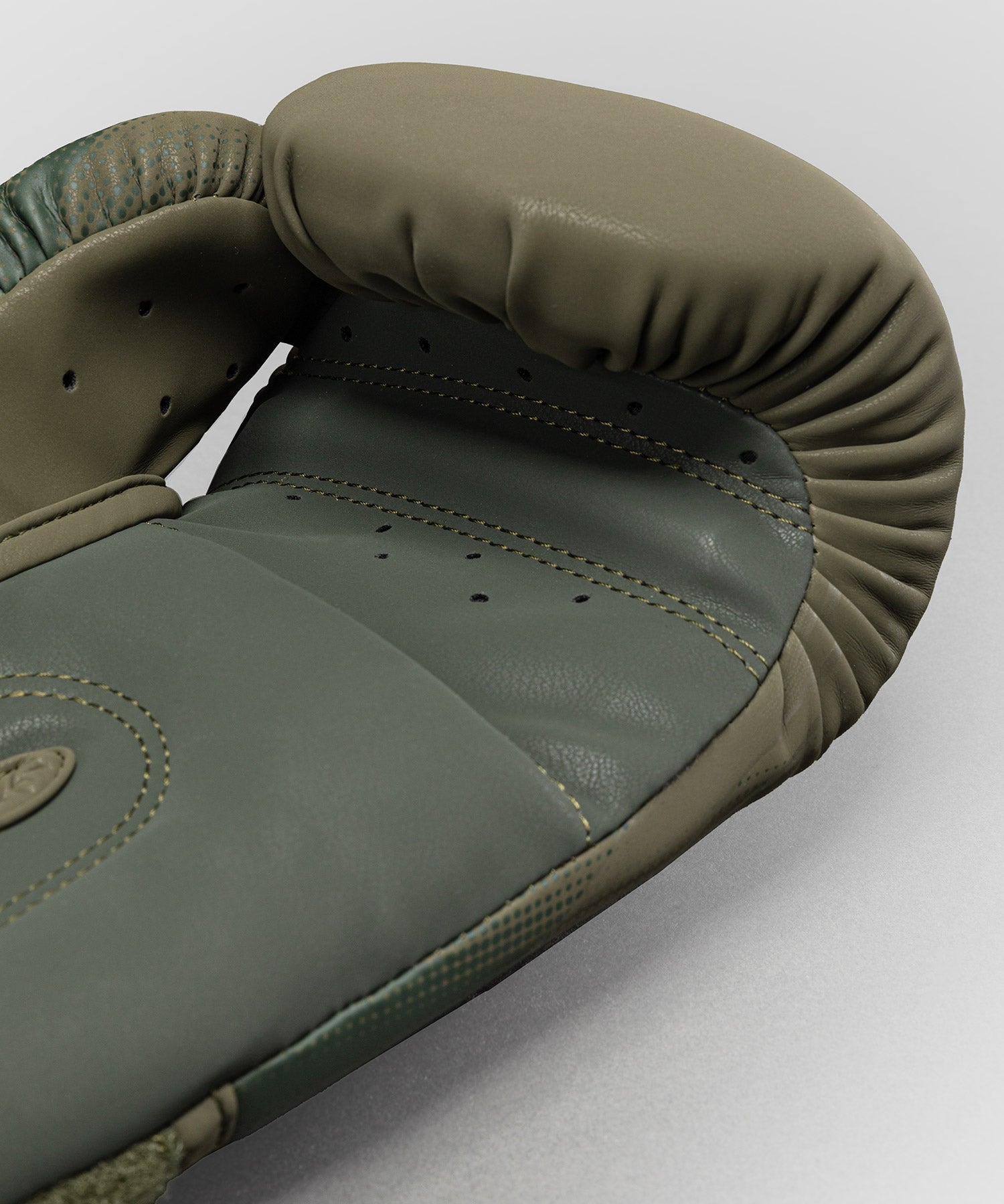 Guantes de boxeo Venum Stealth – Caqui/Verde oscuro