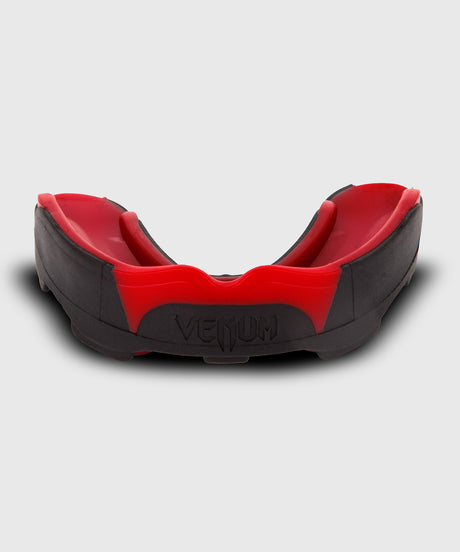 Protector bucal Venum Predator – Negro/Rojo
