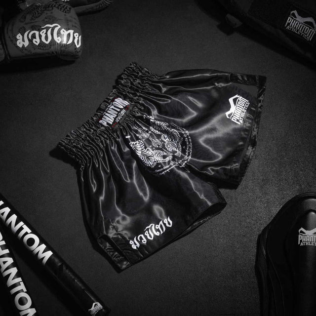 Shorts de Muay Thai Phantom Athletics Sak Yant – Noir