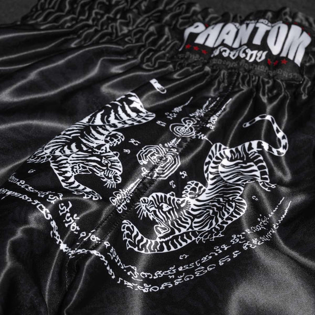 Shorts de Muay Thai Phantom Athletics Sak Yant – Noir