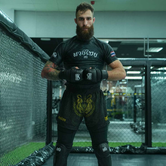 Phantom Athletics Muay-Thai-Shorts Sak Yant – Schwarz/Gold