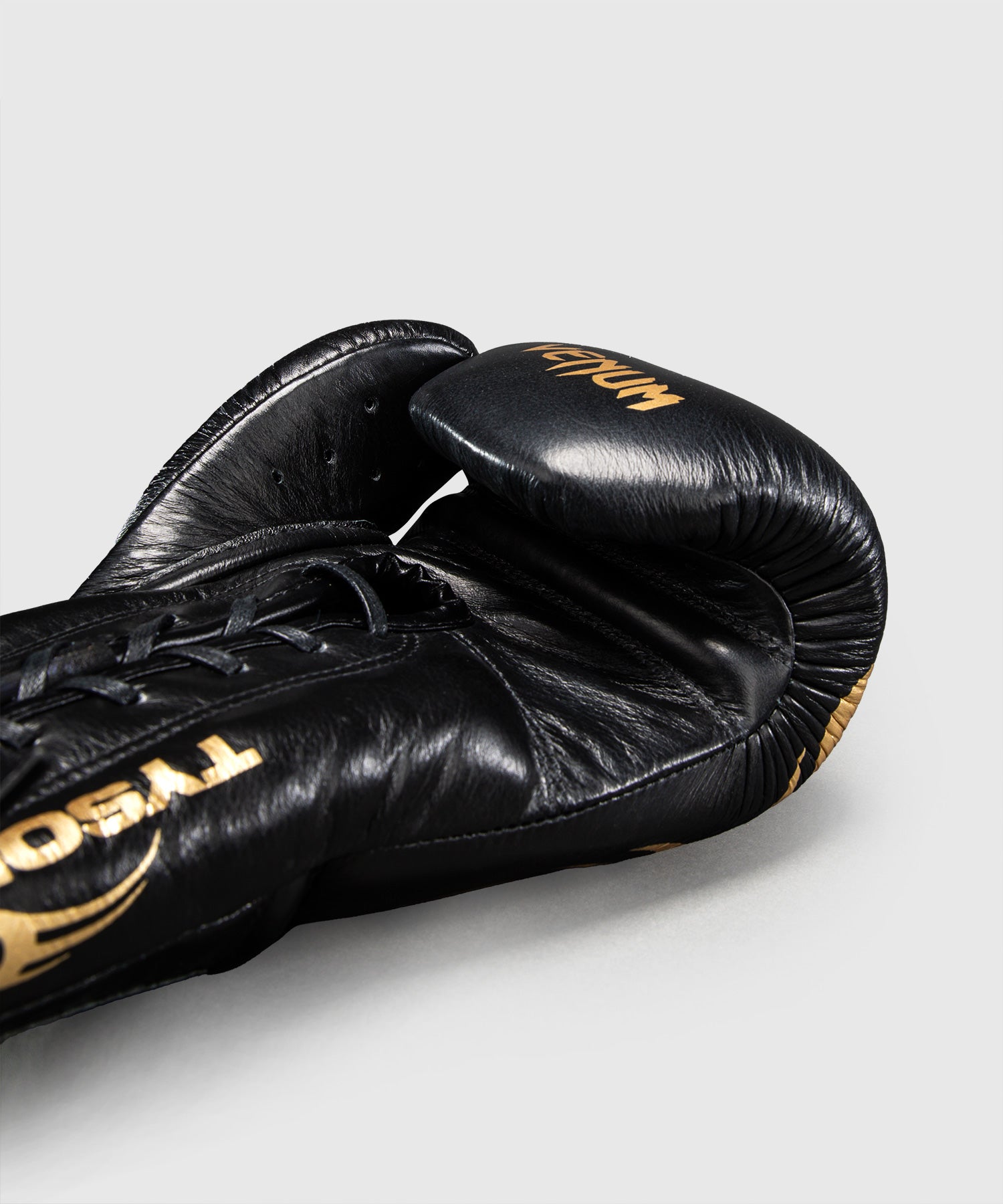 Venum x Mike Tyson Bokshandschoenen Giant 2.0 Pro met vetersluiting - Zwart/Goud