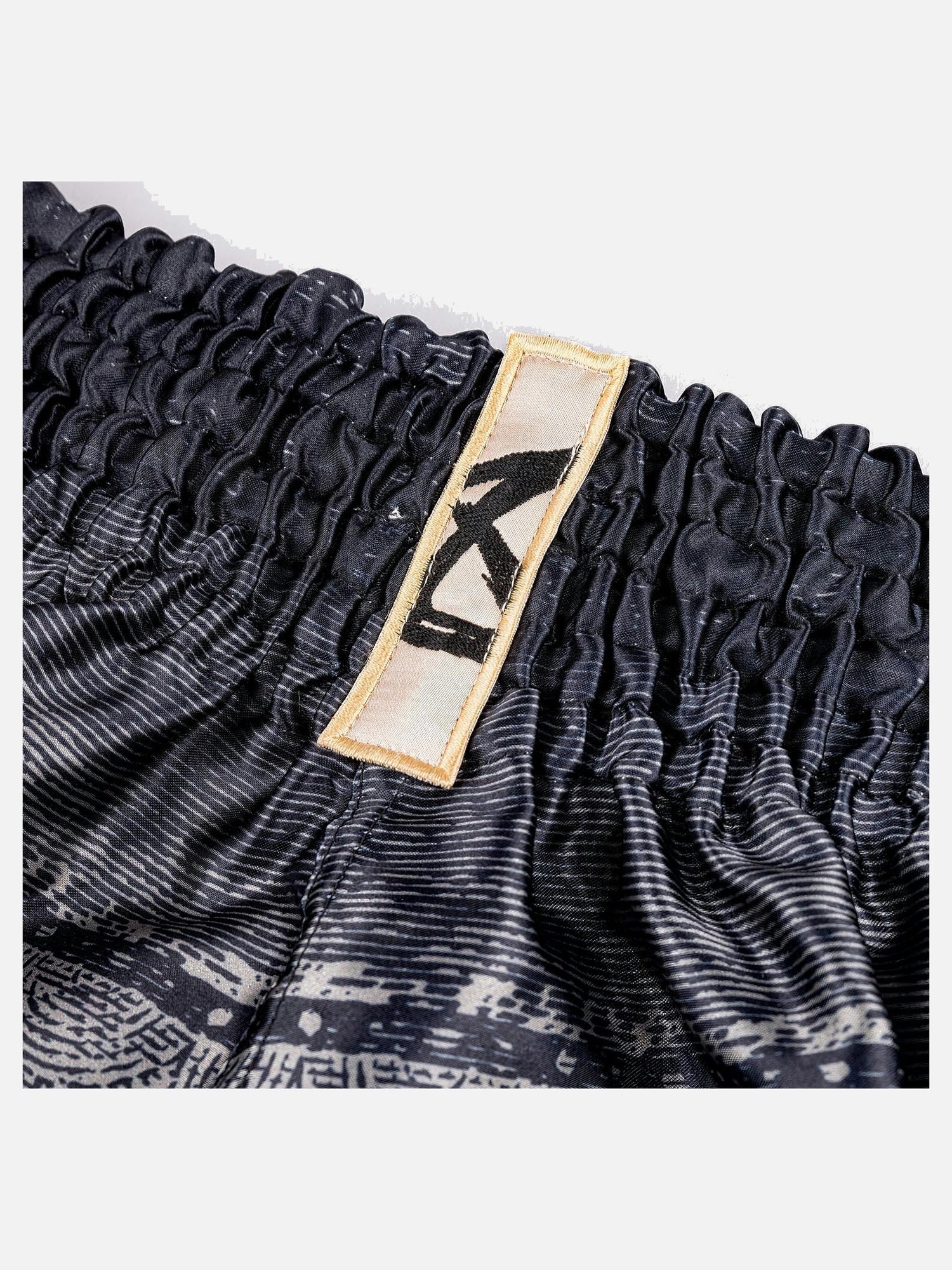 8 WEAPONS Muay-Thai-Shorts Hanuman – Schwarz/Gold