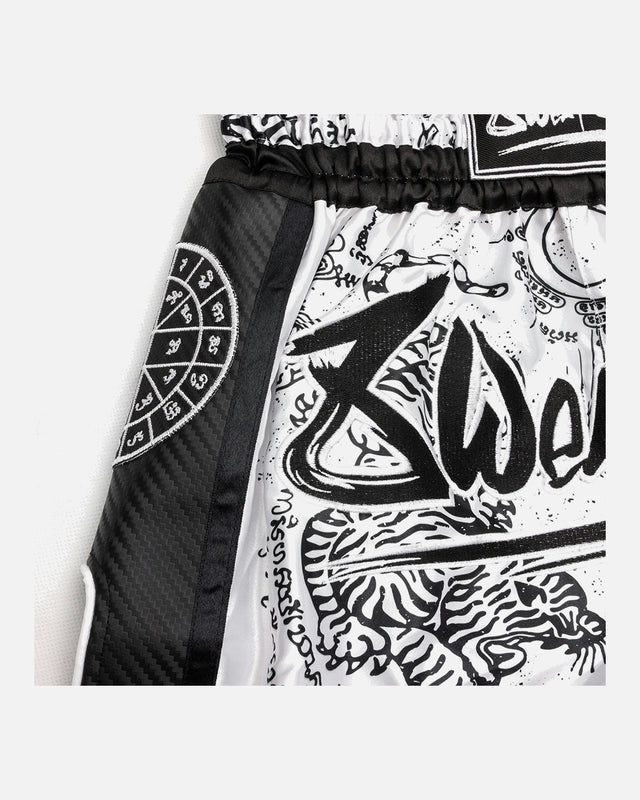Pantalones de Muay Thai 8 WEAPONS Carbon Sak Yant Tigers – Blanco