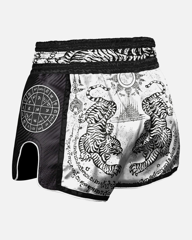 Pantalones de Muay Thai 8 WEAPONS Carbon Sak Yant Tigers – Blanco