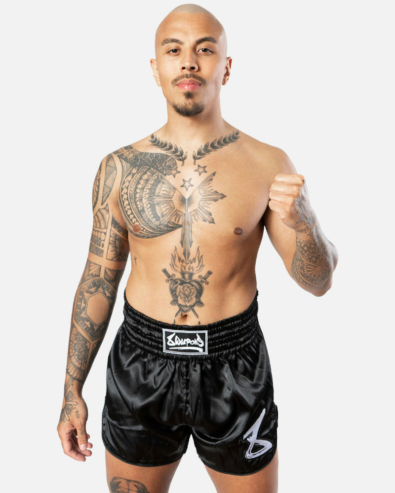 8 WEAPONS Muay Thai Shorts Strike - Sort/Hvid