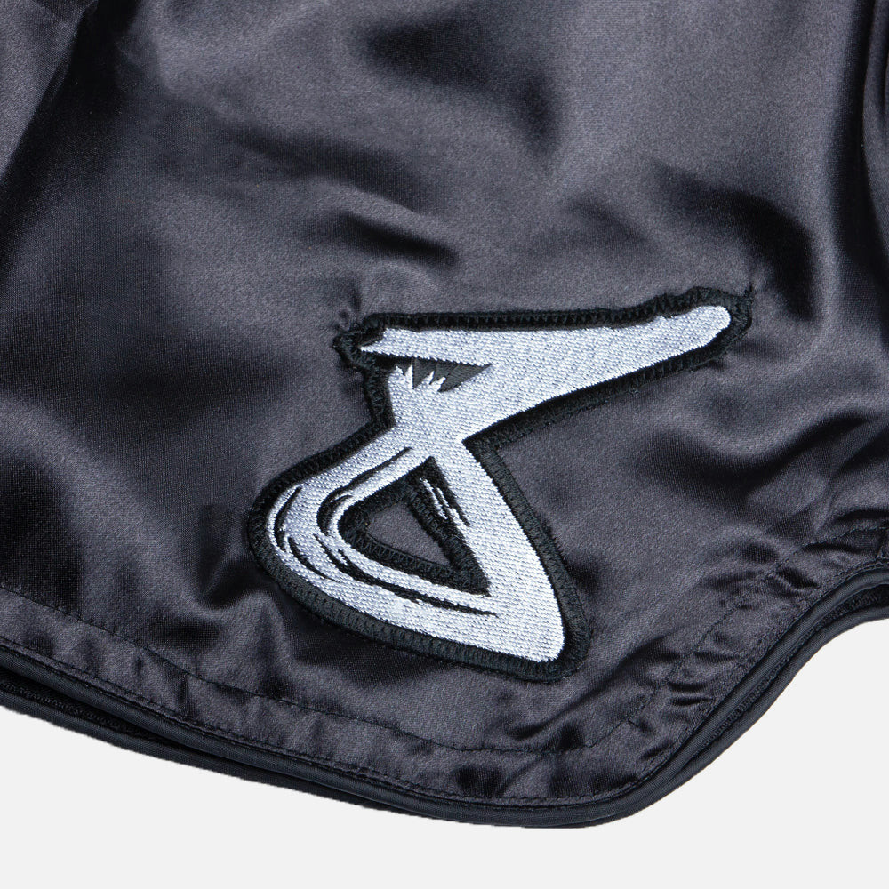 8 WEAPONS Muay Thai Shorts Strike - Sort/Hvid