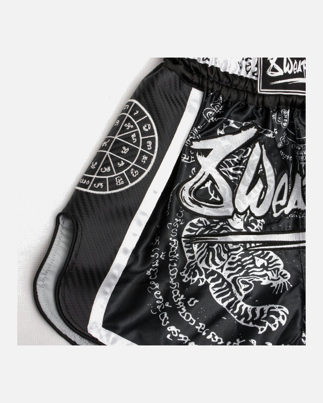 Pantalones de Muay Thai 8 WEAPONS Carbon Sak Yant Tigers – Negro