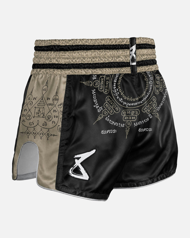 8 WEAPONS Muay-Thai-Shorts 8 Ways Yant 2.0 – Schwarz/Sand
