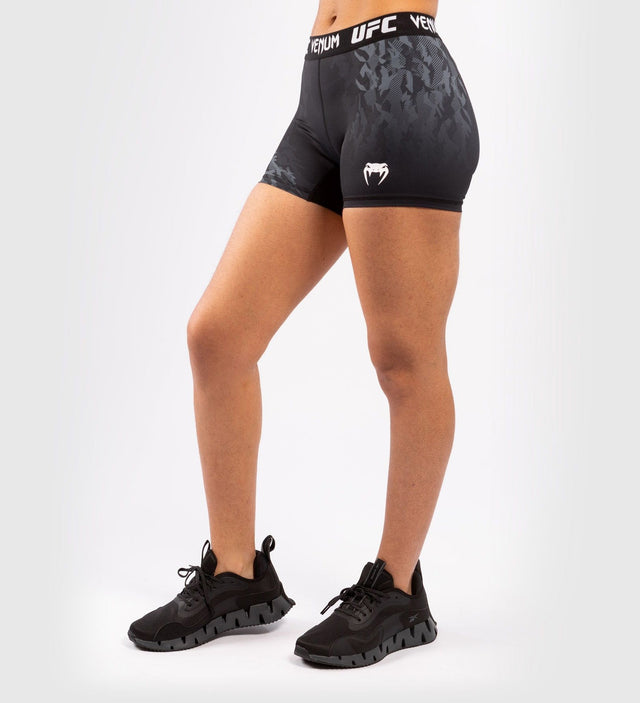 Pantaloncini da allenamento UFC Venum Performance da donna – Nero