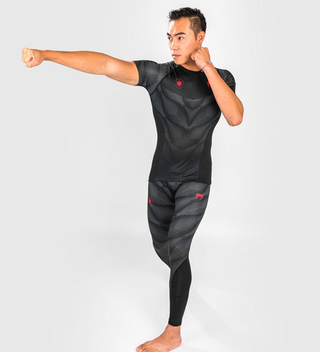 Venum Rashguard Phantom Kurzarm – Schwarz/Grau/Rot – Rashguard