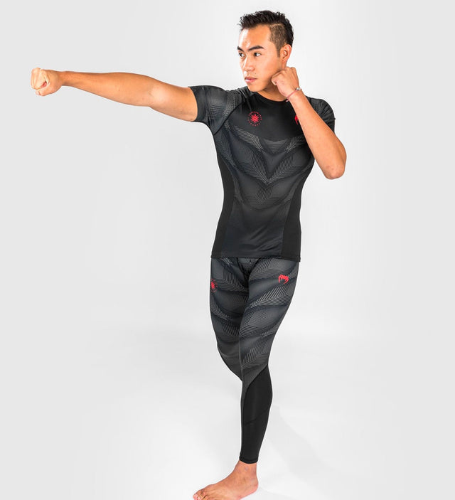 Venum Rashguard Phantom Kurzarm – Schwarz/Grau/Rot – Rashguard